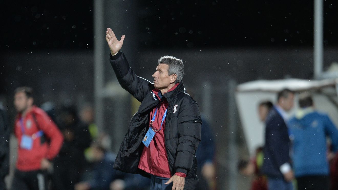 Mulțescu a lovit în stânga și în dreapta după eșecul cu CFR Cluj: "Domnul arbitru a fluierat într-o singură direcție, totul într-o veselie". Antrenorul a fost uimit de reacția lui Radunovic: "I-am făcut un serviciu, credeam că o să-și ceară scuze. Așa ceva nu am mai văzut..."