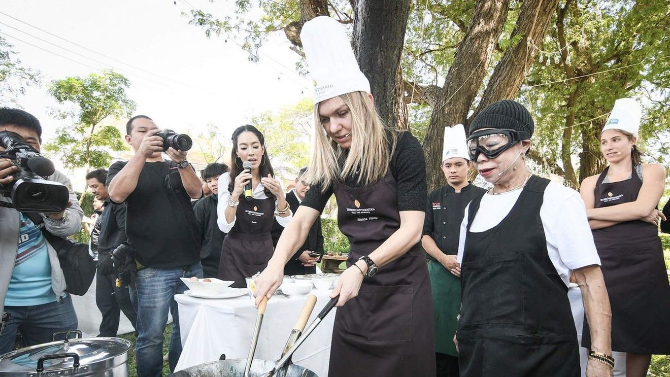 GALERIE FOTO | Chef pentru o zi. Halep, Ostapenko și Konta au făcut echipă înaintea demonstrativului din Thailanda