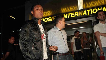 FOTO Tatu a sosit în România!** Vezi primele poze cu noul golgeter al Stelei