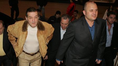 "Mi se pare o chestie prea mare ca un europarlamentar să stea de vorbă cu un om simplu din Craiova":) **VEZI de ce nu-i răspunde Becali lui Mititelu la sms-uri!