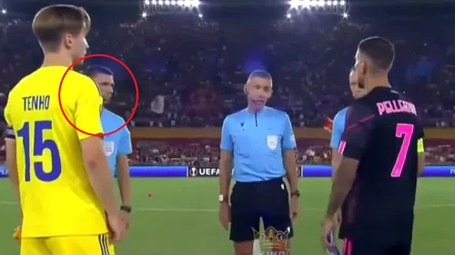 Marcel Bîrsan, cu fanionul în mână deși este arbitru de centru! Motivul pentru care ecusonul FIFA a fost tușier la AS Roma - HJK Helsinki din Europa League