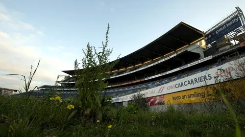 Stadionul de 38.628 de locuri a ajuns o ruină. A fost abandonat după cutremur și au intrat buldozerele în el