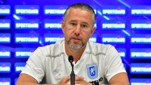 Scaunul lui Reghecampf „tremură” și după victoria cu Rapid! Mihai Rotaru l-a lăsat fără transferuri şi fără avion, dar antrenorul se agață de o clauză din contract | EXCLUSIV