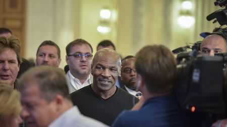 FOTO | Mike Tyson în Parlamentul României: "Politica? Neplăcută." Cum au reacționat senatorii: "Un exemplu de reintegrare"