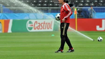 Low: "Victoria cu Olanda ne-a deschis porțile către sferturi!"** / Van Marwijk: "Nu am existat în apărare"