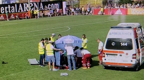 VIDEO | Momente ȘOCANTE la amicalul Ajax – Werder Bremen. Un jucător s-a prăbușit pe teren și a fost dus cu elicopterul la spital. Primele informații