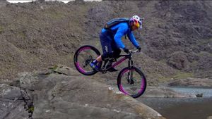 VIDEO | Sport extrem sau nebunie curată? Un ciclist scoțian a sfidat moartea la o altitudine de 992 de metri