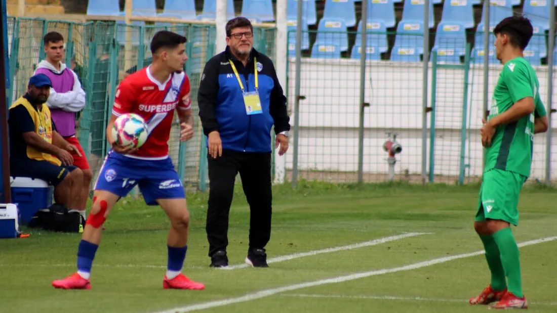 Cristi Pustai a luat un fotbalist la ochi după succesul cu CSC Dumbrăvița. Antrenorul Gloriei Buzău l-a avertizat public: ”E o eroare repetată. Va învăța ceva, sper, pentru că e a doua oară. Sper să n-o mai facă a treia oară”