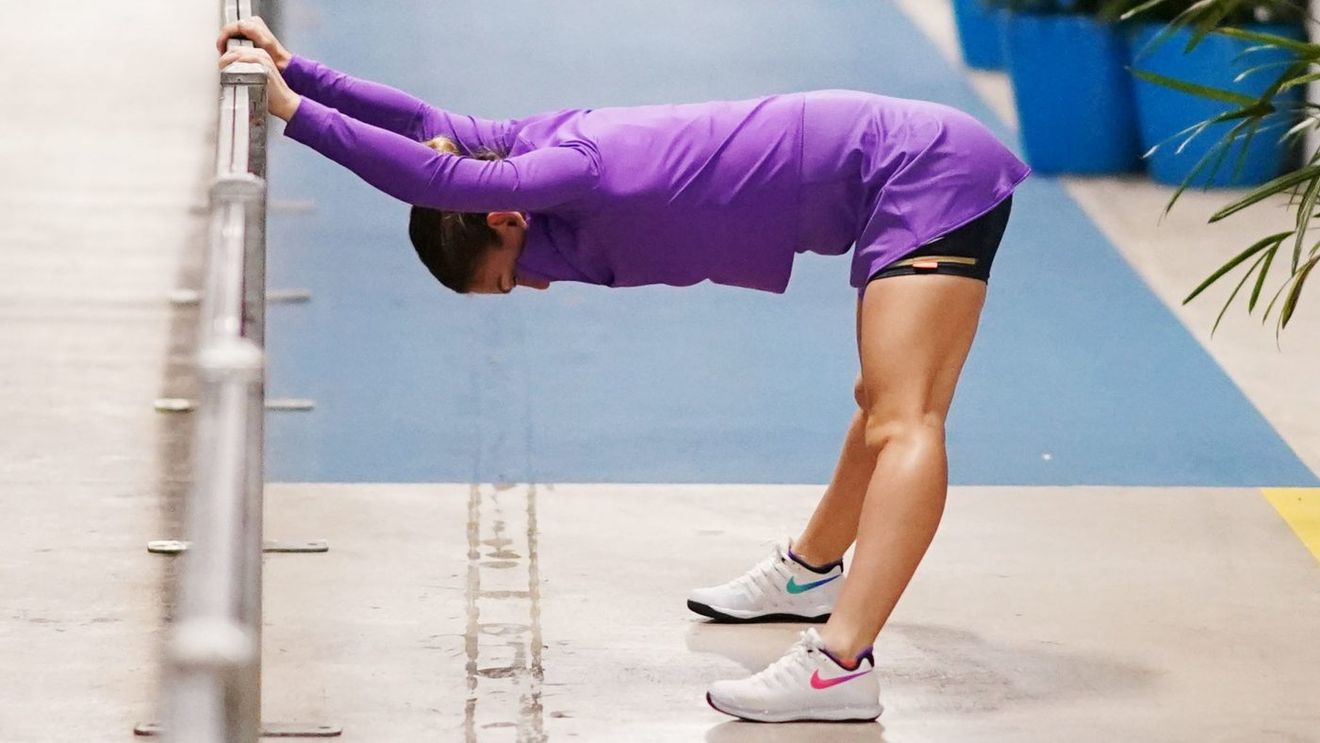 Imaginea zilei la Melbourne! Simona Halep i-a sedus pe organizatorii de la Australian Open în timpul unei sesiuni de stretching: „Revine aici în stil mare!" FOTO