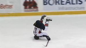 VIDEO | Ice Sliding Challenge. Un hocheist a inventat un mod inedit de a se bucura