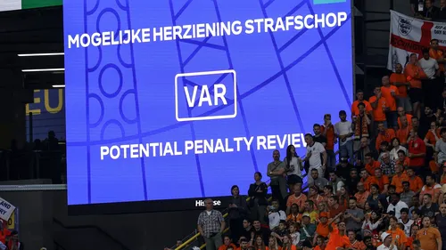 Cum au reacționat englezii după ce arbitrul neamț, suspendat în trecut pentru luare de mită, a dat un penalty controversat, cu VAR, în Anglia - Olanda! În optimile cu România, Felix Zwayer a ignorat toate fazele împotriva tricolorilor