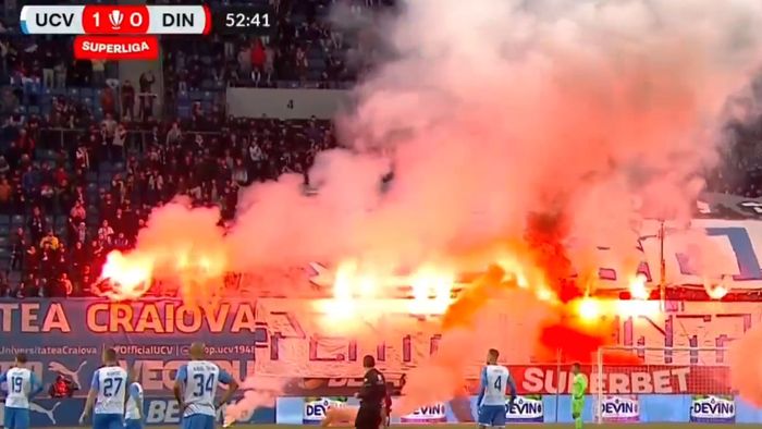 Show pirotehnic în Bănie! Torțele au ajuns pe teren și au oprit derby-ul Universitatea Craiova - Dinamo | FOTO
