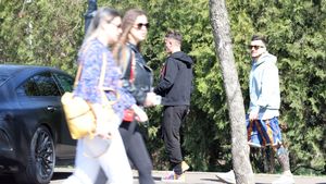 Băieți, fața la joc! Dacă așa ar arăta salvarea de la retrogradare, Dinamo sigur n-ar avea emoții! Stelu Filip și Cosmin Matei, surprinși cu ochii după femei! FOTO EXCLUSIV