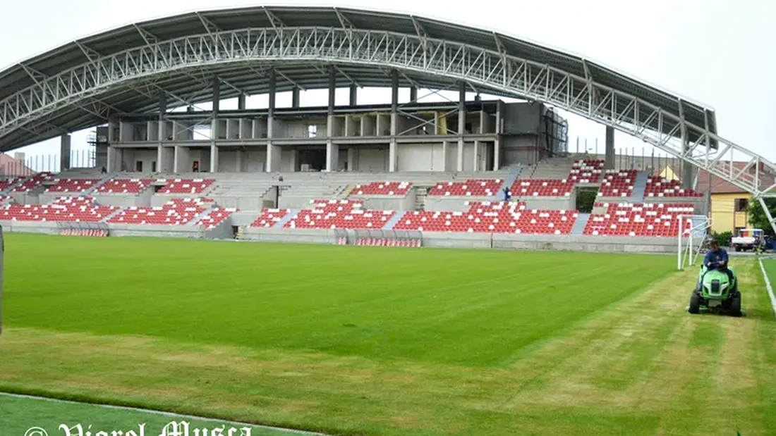 Suporterii echipei UTA sunt îngrijorați de culoarea gazonului noului stadion din Arad și modul în care e întreținut. Reacții din partea firmei care a montat suprafața de joc și Primăria Arad