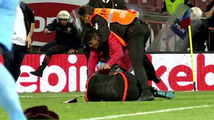 VIDEO&FOTO: Scene de coșmar în Turcia, la Trabzonspor - Fenerbahce. Suporterii au intrat pe teren și l-au bătut pe arbitru