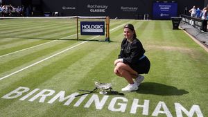 Ironizată pentru kilogramele în plus, Jelena Ostapenko bagă din nou spaima în adversare! Letona a câştigat turneul WTA de la Birmingham | FOTO