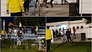 EXCLUSIV VIDEO "Toți, pe ei, bă! Haide, băă! La poartă, la poartă!" Filmul cu bătălia de la stadionul "Spartac", dintre rapidiști și steliști. Au fost implicați și jucătorii!