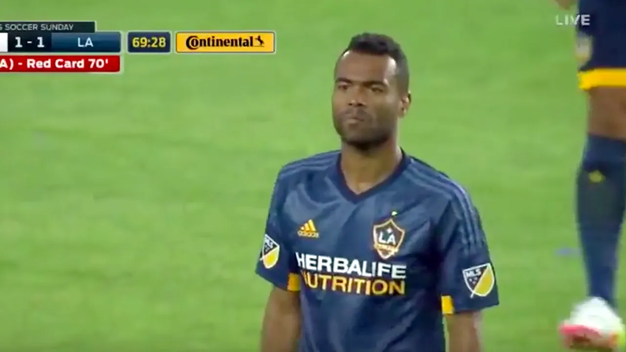 Se poate mai rapid? VIDEO | Ashley Cole, eliminat după ce a a primit 2 cartonașe galbene în 32 de secunde!