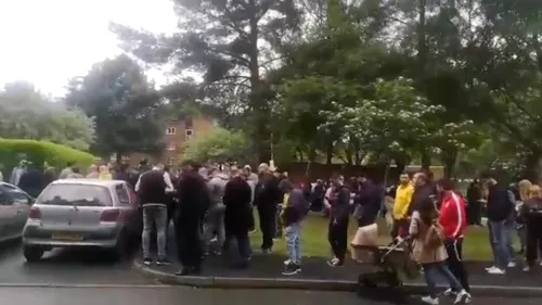 Alegeri europarlamentare 2019 + referendum pe justiție | Imagini incredibile filmate la Birmingham de suporteri ai Petrolului veniți la vot. Coadă gigantică, mii de oameni blochează pe sute de metri trotuarul | VIDEO 