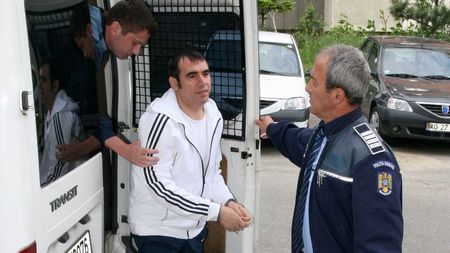 Ancheta continuă!