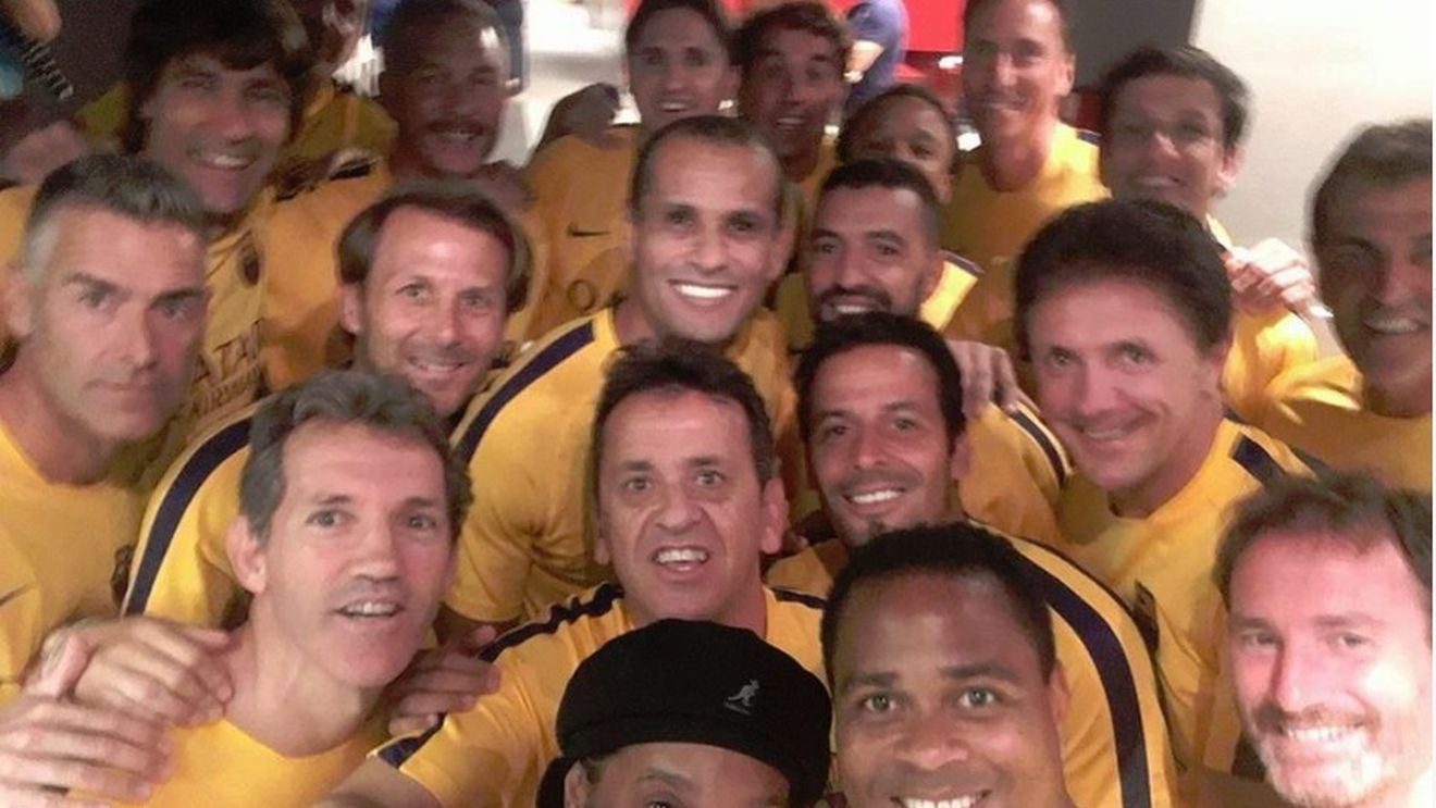 FOTO Gică Popescu, selfie de milioane de euro și zeci de trofee. Câți dintre jucătorii legendari din imagine recunoști?