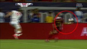 FOTO "Câinii" vor turba după decizia asta:** au cerut penalty, arbitrul i-a ignorat! CFR a marcat la faza următoare