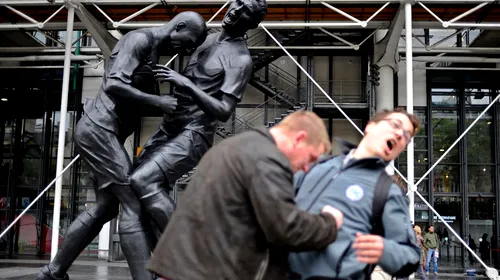 Statuia „Cap în piept” părăsește Franța! Unde ajunge controversata operă de artă considerată ofensatoare pentru Zidane
