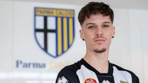 Fanii lui Dennis Man, revoltați că fostul atacant de la FCSB este rezervă la Parma: „Sunteți ca și retrogradați! Antrenorul vostru e un papagal!”