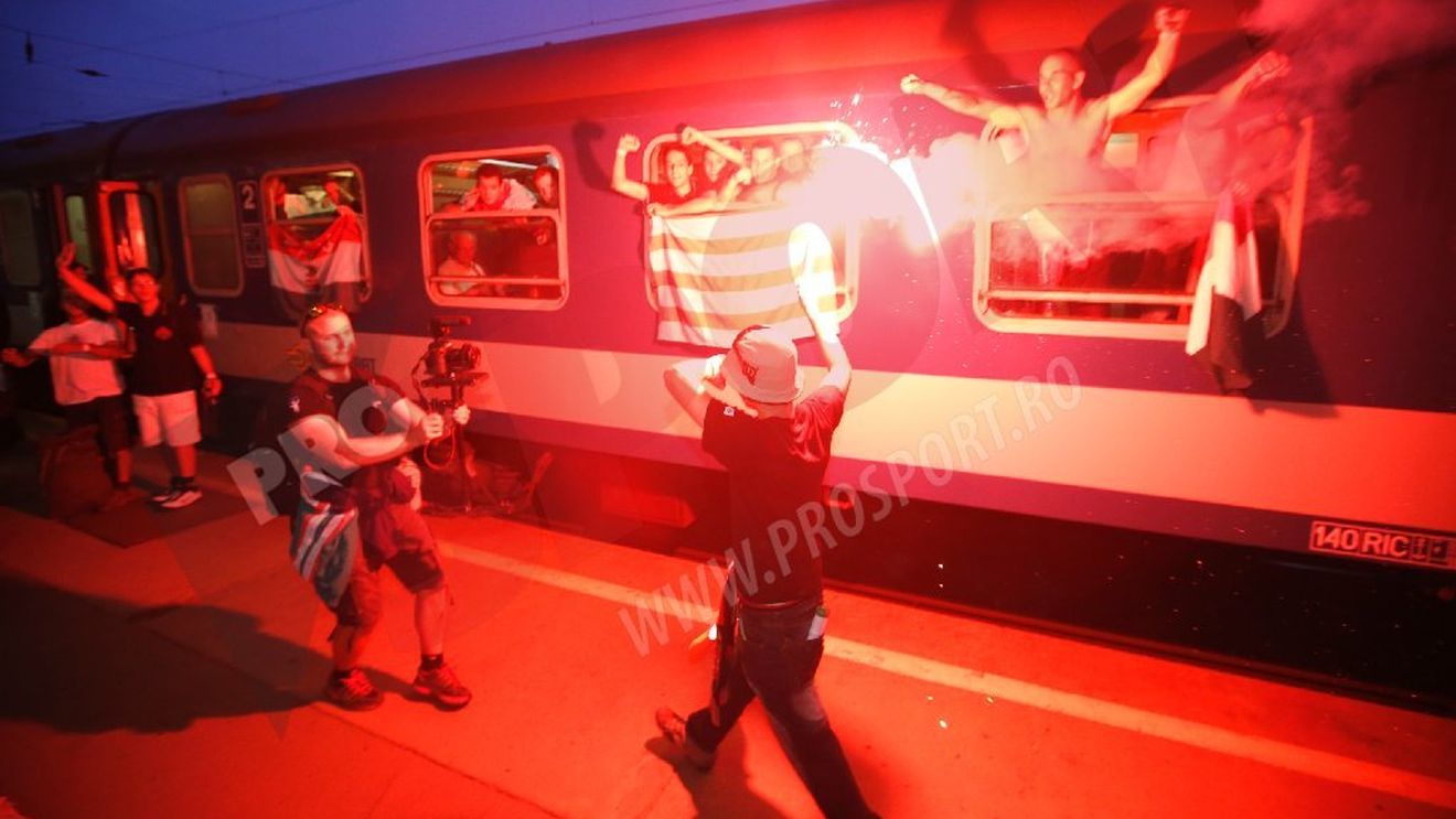 Fanii Ungariei au plecat spre București! VIDEO - Maghiarii au făcut show în gara din Budapesta. 60 de polițiști încearcă să prevină ciocnirile