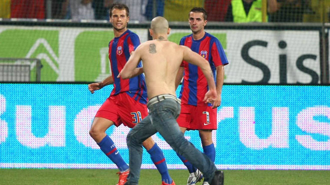 Fanul Stelei care a intrat pe teren nu mai are voie pe stadioane!** "Am vrut să dau gol!"
