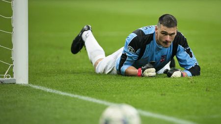 Violențele continuă în Liga I!** Ultrașii Oțelului nu au trecut peste prestația lui Grahovac din meciul cu Steaua: la un pas de a sări pe teren pentru a se răfui cu portarul