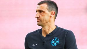 L-a apucat râsul în direct când a auzit declarația antrenorului de la FCSB: „Nu pot să nu râd de Vintilă”