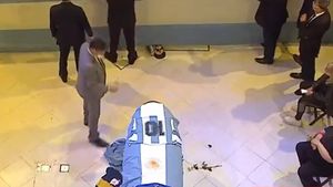 Au apărut primele imagini cu sicriul lui Diego Armando Maradona! Mii de oameni în fața catafalcului marelui fotbalist după ce acesta a fost depus la Palatul prezidenţial din Buenos Aires