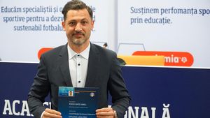 Mirel Rădoi și Adi Mutu, antrenori „cu acte”. Absolvenții licenței UEFA PRO au primit diplomele | FOTO & VIDEO