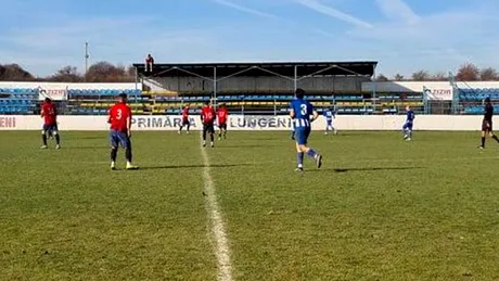 Gest extrem la Tărglungeni, pentru a vedea un meci de fotbal! Izgonit de jandarmi din stadion, un spectator s-a suit pe acoperișul tribunei pentru a-și urmări echipa favorită