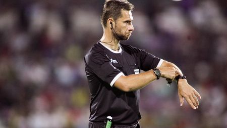 Fază rar văzută pe un teren de fotbal din România! De ce i-a arătat Tudor "galben" lui Teixeira în meciul cu Viitorul