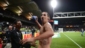 Zlatan Ibrahimovic, încă o nebunie pe final de an! Starul lui AC Milan și-a uimit fanii după ce a apărut aproape dezbrăcat | VIDEO