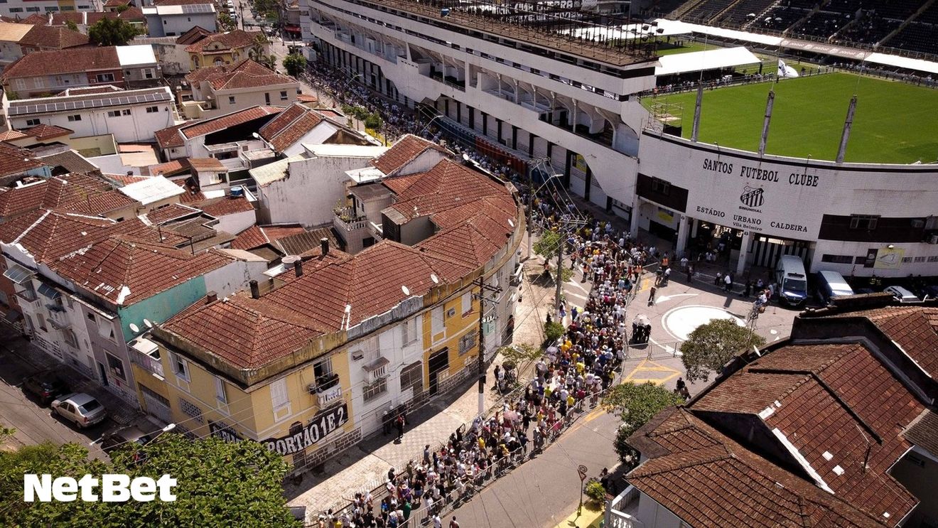 Brazilienii au format cozi kilometrice pentru a-i aduce un ultim omagiu lui Pele: fiecare își așteaptă rândul în liniște, într-o atmosferă dominată de emoții | GALERIE FOTO