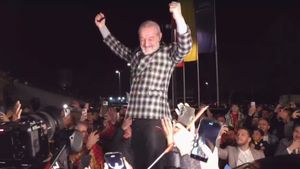 Gigi Becali va face înconjurul lumii. Miliardarul FCSB s-a urcat pe maşină ca în vremurile de glorie şi a cântat cu fanii