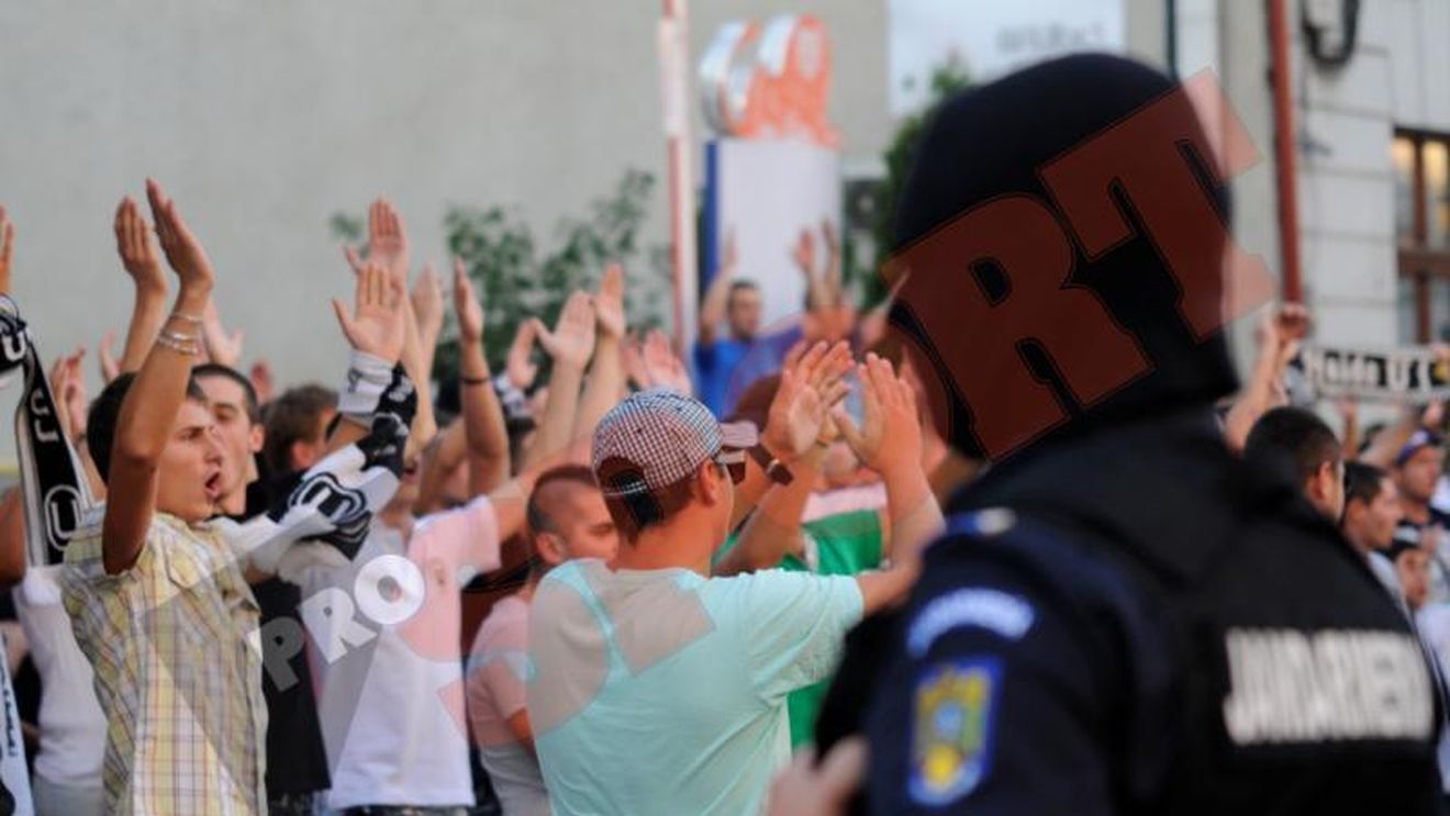Proteste în Cluj: "Mercenarilor, plecați de aici"! Fanii lui "U" cer suportul Primăriei pentru a salva echipa
