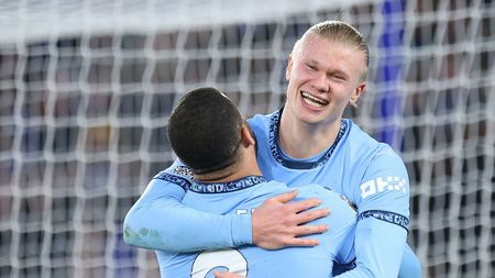 Soția fotbslistului se simte hărțuită de amanta acestuia. A vrut să se mute la Dubai ca să îl urmărească pe jucător