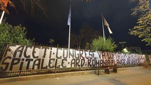 Suporterii Farului, protest în Constanța după incendiul în care au murit șapte oameni: „Spitalele ard, România plânge de durere”