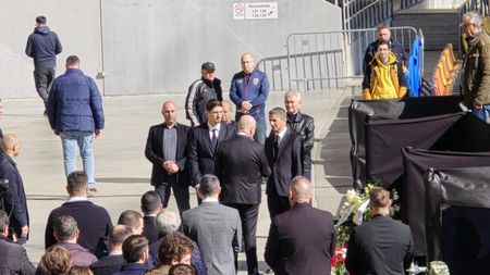 Ilie Bolojan și-a luat adio de la Mircea Lucescu. Premierul i-a prezentat condoleanțe lui Răzvan Lucescu la catafalcul tatălui său