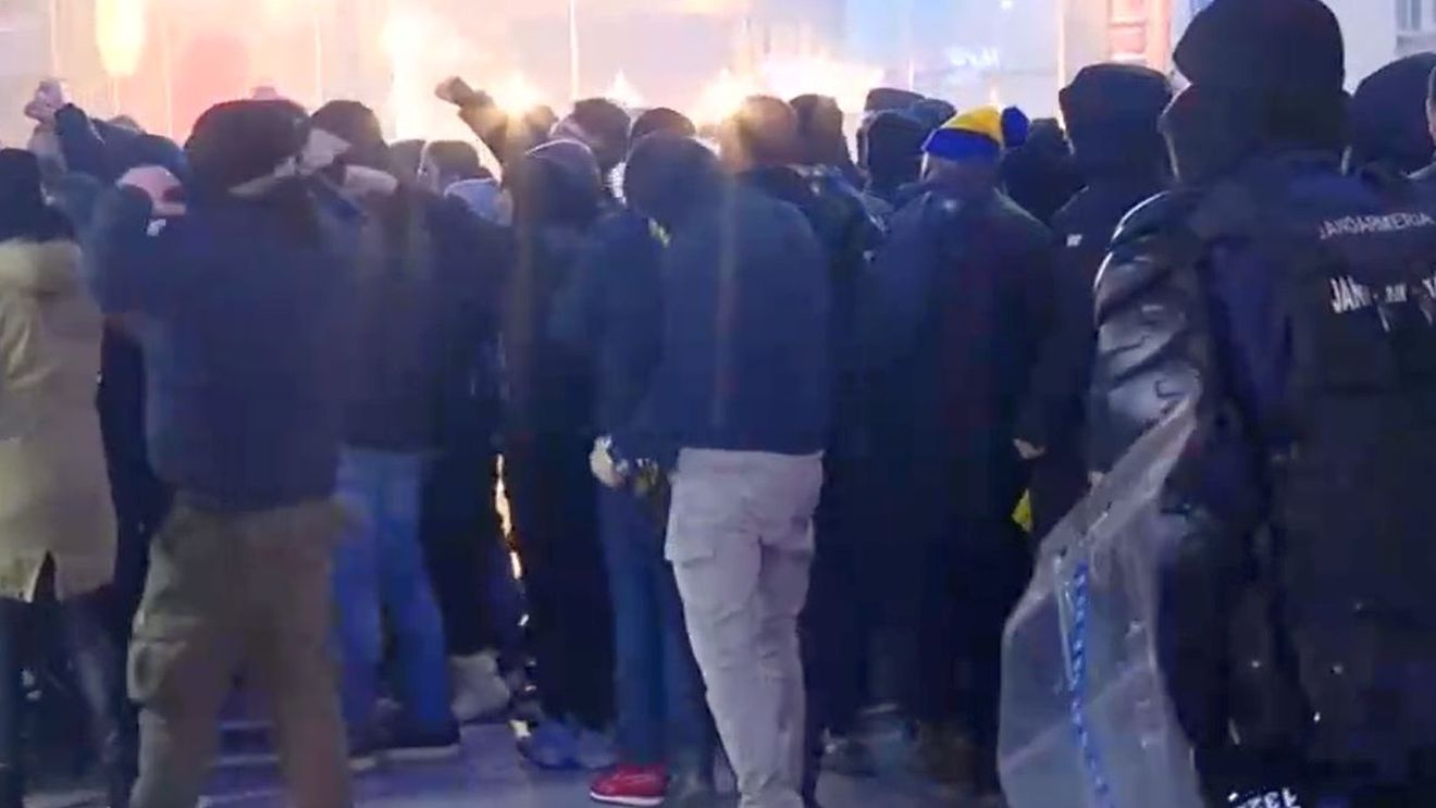 Derby-ul a început deja! Ultrașii Petrolului, haos în Gara de Nord înaintea meciului cu Rapid: au aruncat cu petarde și fumigene în timp ce erau escortați de jandarmi! | FOTO