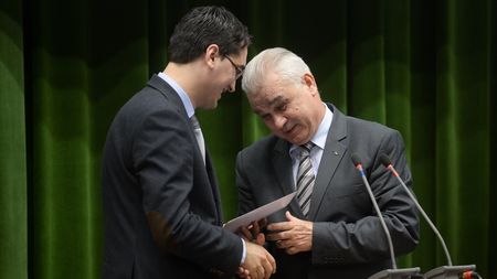 Burleanu spune că Iordănescu va semna pe același salariu: "Ne-am înțeles, dar nu am discutat nicio mărire". Dragomir i-ar da selecționerului de 5 ori mai mult, dar cu o condiție