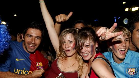 FOTO** Zeci de mii de fani ai Barcelonei au sărbătorit în Spania și Italia câștigarea Ligii Campionilor!