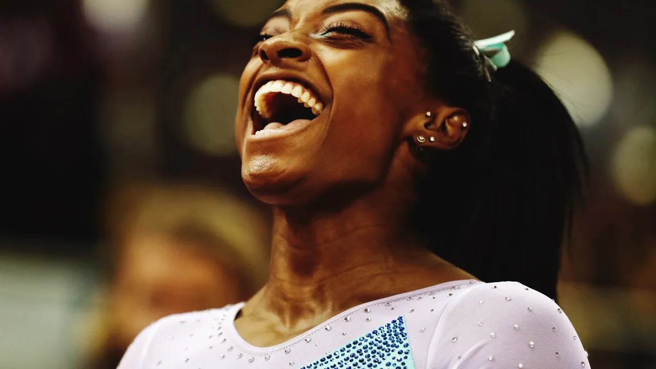 Simone Biles a scris istorie într-o zi în care a ratat două aparate. Este prima gimnastă care a câștigat a patra oară titlul mondial la individual compus. România a spus adio competiției de la Doha