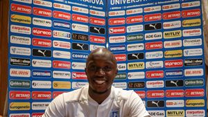 OFICIAL | Antoine Conte, fost fundaș la PSG, a semnat cu Universitatea Craiova!