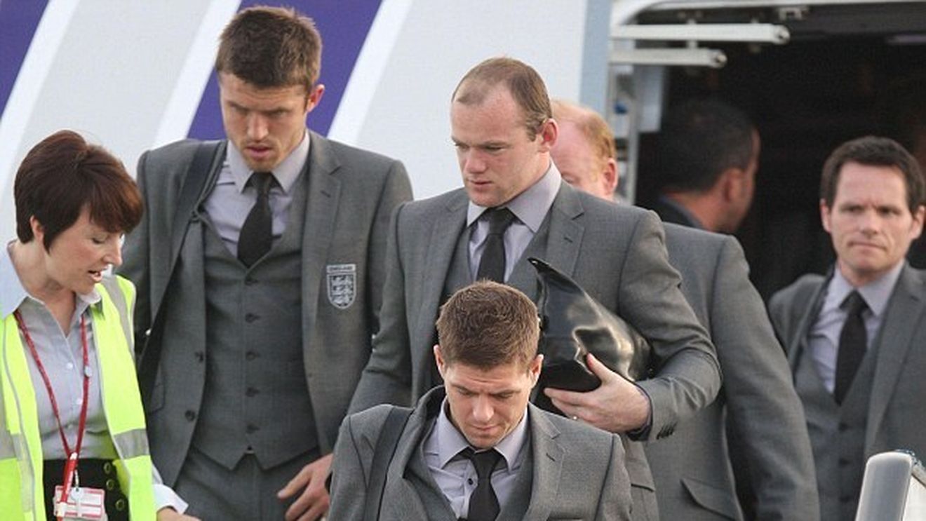 UMILINȚĂ‚** Niciun fan nu a așteptat "grupul de lei fără dinți" la aeroport!