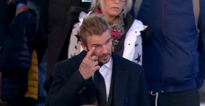 David Beckham a stat 12 ore la coadă pentru a-i aduce un omagiu Reginei Elisabeta a II-a. Fostul fotbalist a fost surprins cu ochii în lacrimi, în timp ce se apropie de sicriul suveranei.